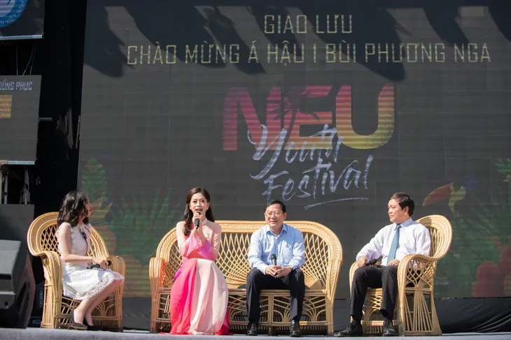 Á hậu Phương Nga diện đồ cá tính trở về trường trong vòng vây của sinh viên - Ảnh 5. Á hậu Phương Nga diện đồ cá tính trở về trường trong vòng vây của sinh viên - Ảnh 5.