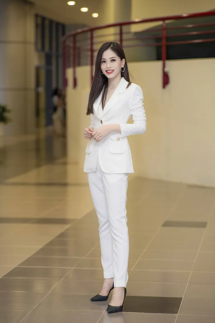 Á hậu Phương Nga diện đồ cá tính trở về trường trong vòng vây của sinh viên - Ảnh 7. Á hậu Phương Nga diện đồ cá tính trở về trường trong vòng vây của sinh viên - Ảnh 7.