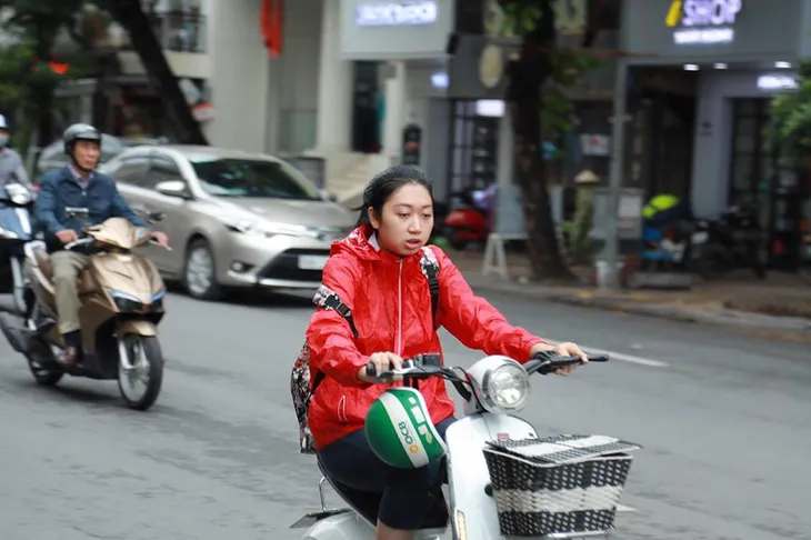 Người dân Hà Nội co ro trong gió lạnh đầu mùa - Ảnh 4.