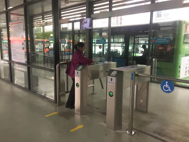 Hà Nội chính thức sử dụng vé điện tử tại xe bus nhanh BRT - Ảnh 5.