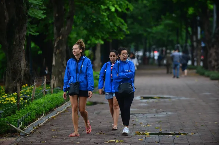 Người dân Hà Nội co ro trong gió lạnh đầu mùa - Ảnh 7.