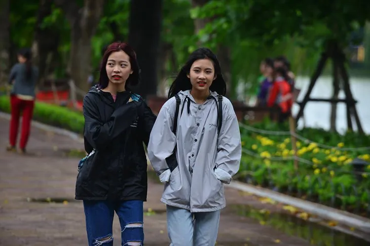 Người dân Hà Nội co ro trong gió lạnh đầu mùa - Ảnh 5.