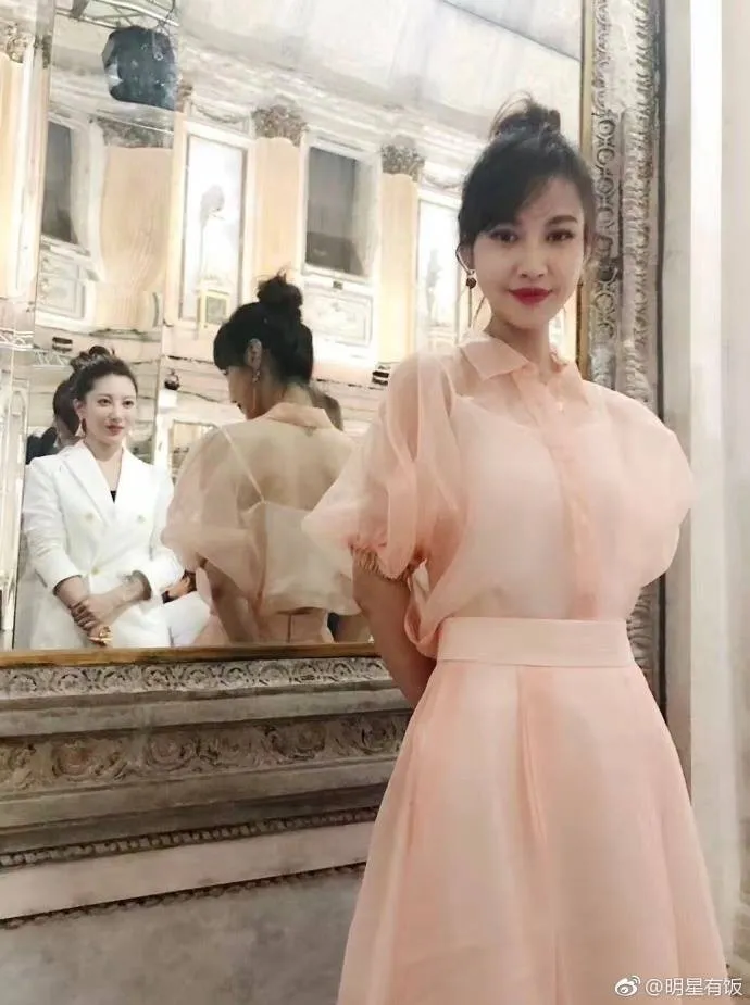 Người đẹp Dương Tuyết bất ngờ tái xuất tại Tuần lễ thời trang Milan - Ảnh 3. Người đẹp Dương Tuyết bất ngờ tái xuất tại Tuần lễ thời trang Milan - Ảnh 3.