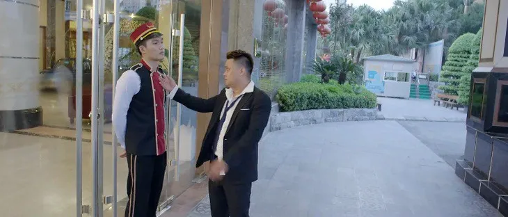 Yêu thì ghét thôi - Tập 12: Ngày đầu đi làm bảo vệ, Du đã đẩy khách VIP ngã sõng soài - Ảnh 2. Yêu thì ghét thôi - Tập 12: Ngày đầu đi làm bảo vệ, Du đã đẩy khách VIP ngã sõng soài - Ảnh 2.