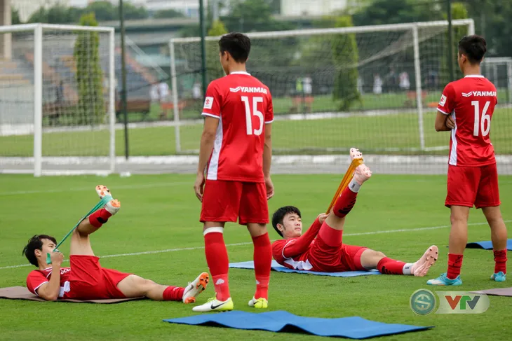 Không khí vui vẻ trong buổi tập đầu tiên của ĐTQG Việt Nam - Ảnh 7. Không khí vui vẻ trong buổi tập đầu tiên của ĐTQG Việt Nam - Ảnh 7.