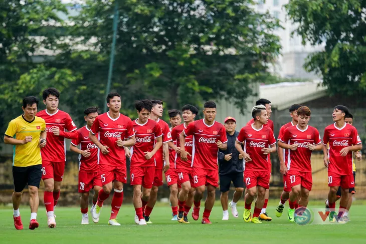 Không khí vui vẻ trong buổi tập đầu tiên của ĐTQG Việt Nam - Ảnh 2. Không khí vui vẻ trong buổi tập đầu tiên của ĐTQG Việt Nam - Ảnh 2.