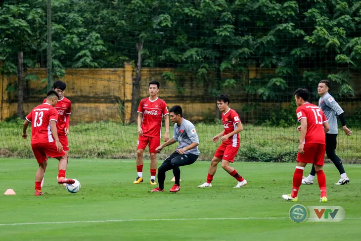 Không khí vui vẻ trong buổi tập đầu tiên của ĐTQG Việt Nam - Ảnh 11. Không khí vui vẻ trong buổi tập đầu tiên của ĐTQG Việt Nam - Ảnh 11.