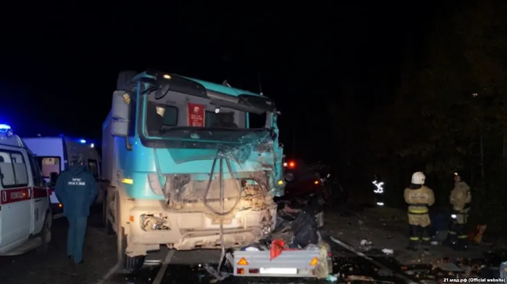 Nga: Xe bus va chạm với xe tải, 11 người thiệt mạng - Ảnh 2. Nga: Xe bus va chạm với xe tải, 11 người thiệt mạng - Ảnh 2.