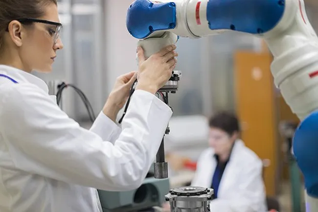 Robot hợp tác: Chìa khóa cho công nghiệp 4.0 tại Việt Nam - Ảnh 1. Robot hợp tác: Chìa khóa cho công nghiệp 4.0 tại Việt Nam - Ảnh 1.