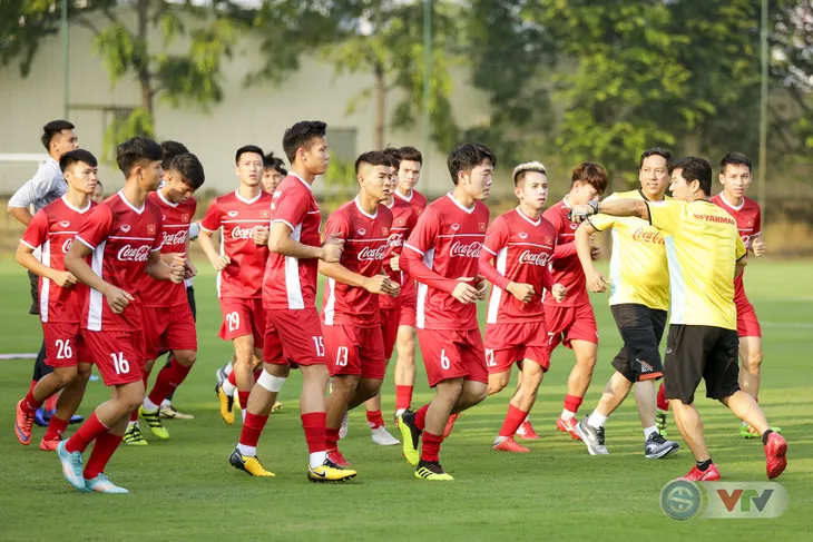 ẢNH: Cầu thủ CLB Hà Nội hội quân cùng ĐTQG Việt Nam tập luyện cho AFF Cup 2018 - Ảnh 1. ẢNH: Cầu thủ CLB Hà Nội hội quân cùng ĐTQG Việt Nam tập luyện cho AFF Cup 2018 - Ảnh 1.