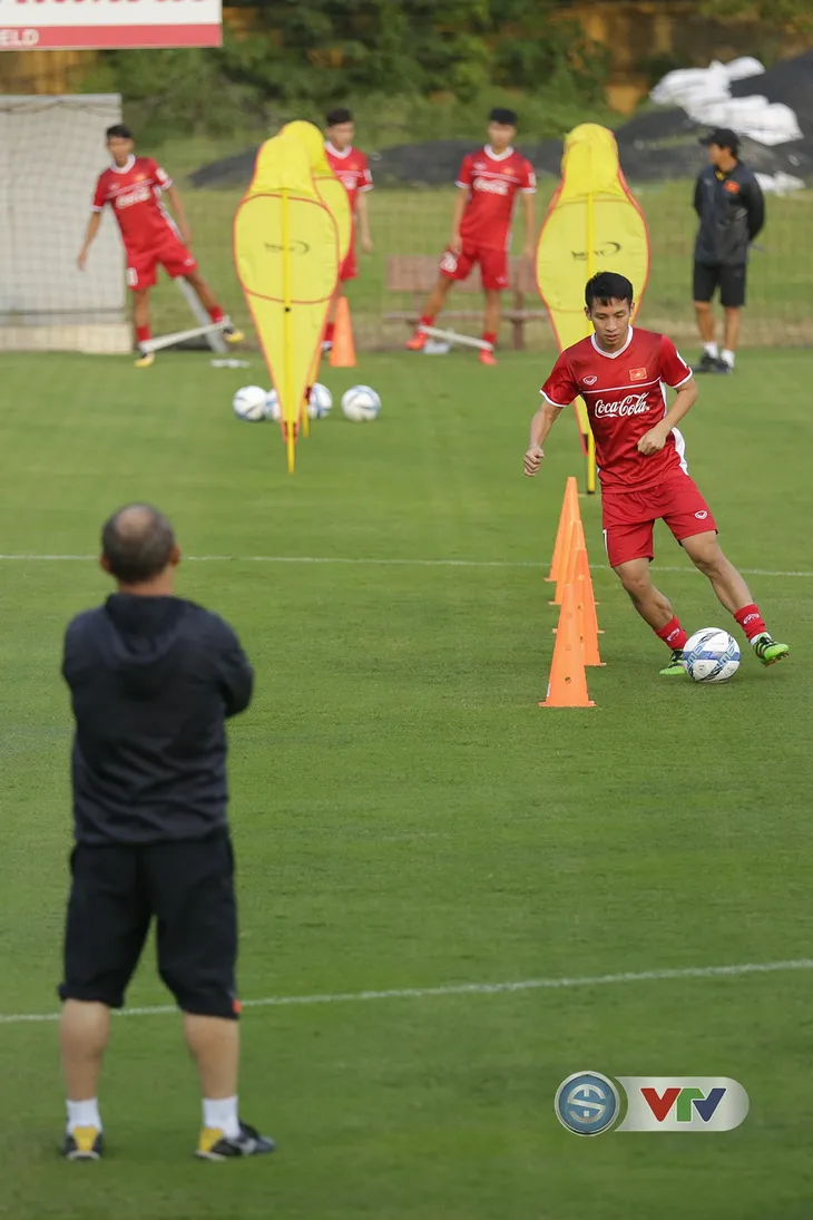 ẢNH: Cầu thủ CLB Hà Nội hội quân cùng ĐTQG Việt Nam tập luyện cho AFF Cup 2018 - Ảnh 10. ẢNH: Cầu thủ CLB Hà Nội hội quân cùng ĐTQG Việt Nam tập luyện cho AFF Cup 2018 - Ảnh 10.