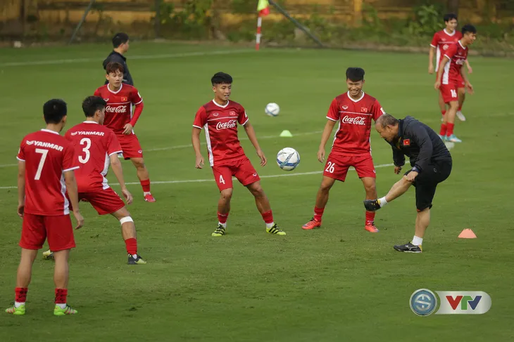ẢNH: Cầu thủ CLB Hà Nội hội quân cùng ĐTQG Việt Nam tập luyện cho AFF Cup 2018 - Ảnh 13. ẢNH: Cầu thủ CLB Hà Nội hội quân cùng ĐTQG Việt Nam tập luyện cho AFF Cup 2018 - Ảnh 13.