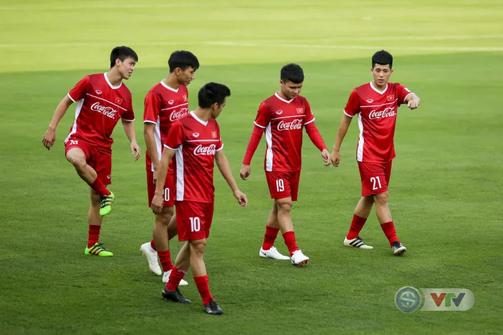 ẢNH: Cầu thủ CLB Hà Nội hội quân cùng ĐTQG Việt Nam tập luyện cho AFF Cup 2018 - Ảnh 2. ẢNH: Cầu thủ CLB Hà Nội hội quân cùng ĐTQG Việt Nam tập luyện cho AFF Cup 2018 - Ảnh 2.
