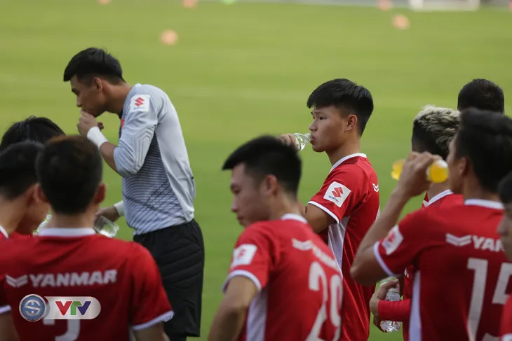 ẢNH: Cầu thủ CLB Hà Nội hội quân cùng ĐTQG Việt Nam tập luyện cho AFF Cup 2018 - Ảnh 5. ẢNH: Cầu thủ CLB Hà Nội hội quân cùng ĐTQG Việt Nam tập luyện cho AFF Cup 2018 - Ảnh 5.