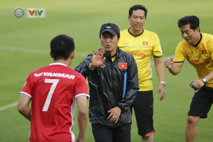 ẢNH: Cầu thủ CLB Hà Nội hội quân cùng ĐTQG Việt Nam tập luyện cho AFF Cup 2018 - Ảnh 8. ẢNH: Cầu thủ CLB Hà Nội hội quân cùng ĐTQG Việt Nam tập luyện cho AFF Cup 2018 - Ảnh 8.