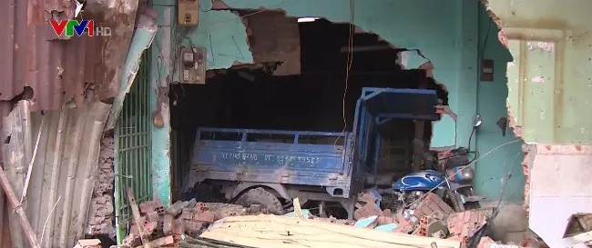 TP.HCM: Xe container đâm sập 7 nhà dân - Ảnh 2. TP.HCM: Xe container đâm sập 7 nhà dân - Ảnh 2.
