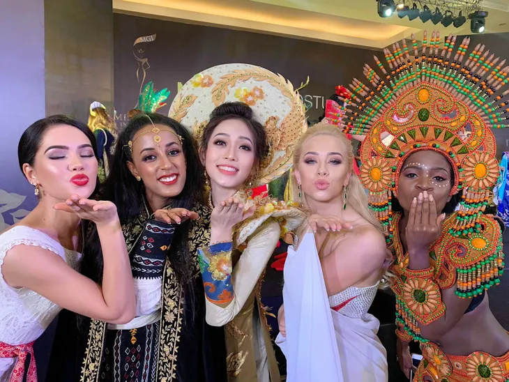 Á hậu Phương Nga tỏa sáng tại đêm thi trang phục dân tộc Miss Grand International 2018 - Ảnh 2. Á hậu Phương Nga tỏa sáng tại đêm thi trang phục dân tộc Miss Grand International 2018 - Ảnh 2.