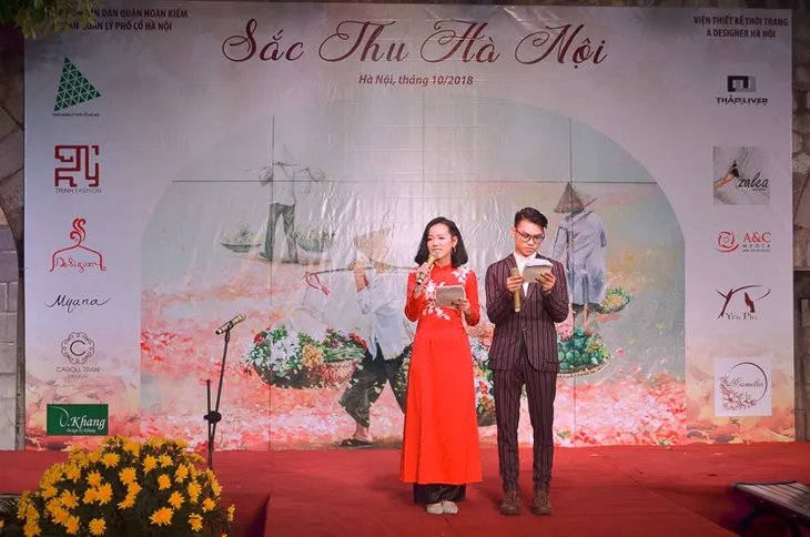 Trình diễn thời trang Sắc thu Hà Nội tại phố bích họa Phùng Hưng - Ảnh 1. Trình diễn thời trang Sắc thu Hà Nội tại phố bích họa Phùng Hưng - Ảnh 1.