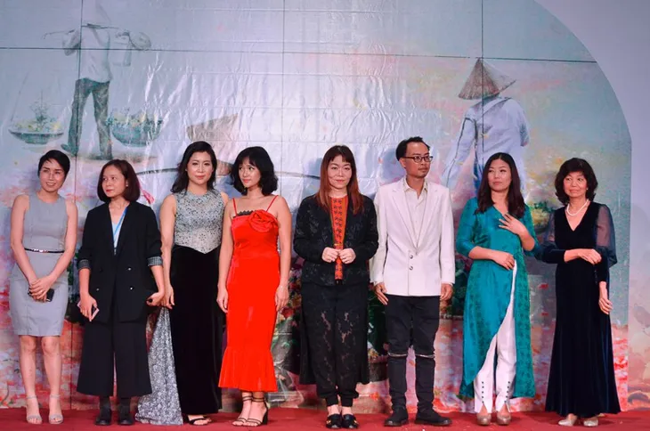 Trình diễn thời trang Sắc thu Hà Nội tại phố bích họa Phùng Hưng - Ảnh 2. Trình diễn thời trang Sắc thu Hà Nội tại phố bích họa Phùng Hưng - Ảnh 2.