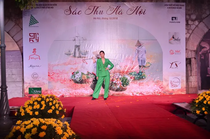Trình diễn thời trang Sắc thu Hà Nội tại phố bích họa Phùng Hưng - Ảnh 6. Trình diễn thời trang Sắc thu Hà Nội tại phố bích họa Phùng Hưng - Ảnh 6.