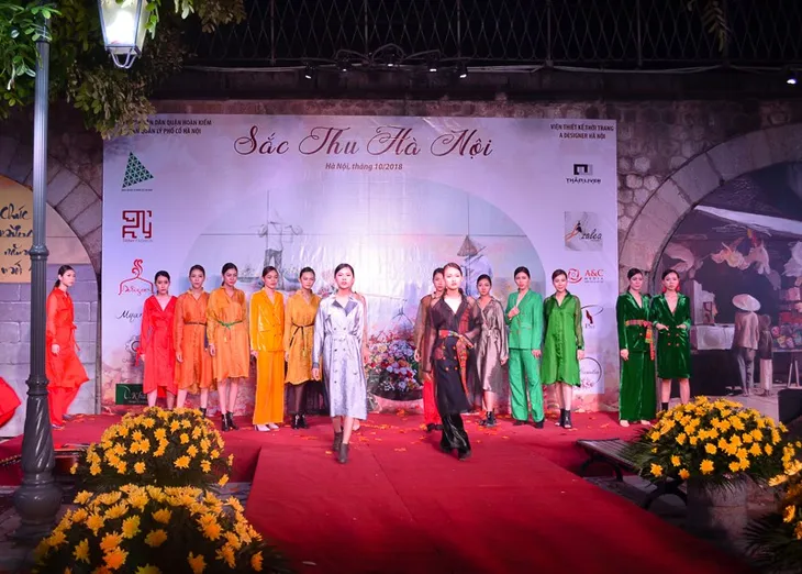 Trình diễn thời trang Sắc thu Hà Nội tại phố bích họa Phùng Hưng - Ảnh 10. Trình diễn thời trang Sắc thu Hà Nội tại phố bích họa Phùng Hưng - Ảnh 10.