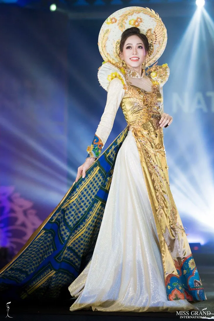 Á hậu Phương Nga tỏa sáng tại đêm thi trang phục dân tộc Miss Grand International 2018 - Ảnh 1. Á hậu Phương Nga tỏa sáng tại đêm thi trang phục dân tộc Miss Grand International 2018 - Ảnh 1.