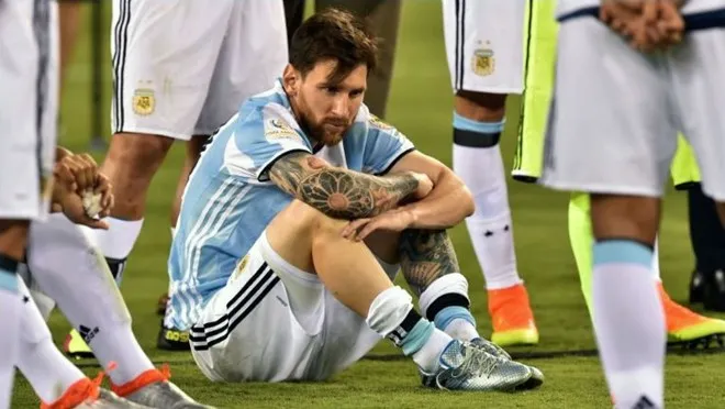 Maradona tiết lộ gây sốc về sự yếu đuối của Messi - Ảnh 1. Maradona tiết lộ gây sốc về sự yếu đuối của Messi - Ảnh 1.
