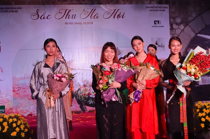 Trình diễn thời trang Sắc thu Hà Nội tại phố bích họa Phùng Hưng - Ảnh 5. Trình diễn thời trang Sắc thu Hà Nội tại phố bích họa Phùng Hưng - Ảnh 5.