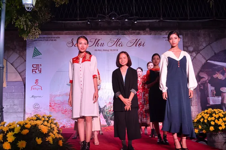 Trình diễn thời trang Sắc thu Hà Nội tại phố bích họa Phùng Hưng - Ảnh 4. Trình diễn thời trang Sắc thu Hà Nội tại phố bích họa Phùng Hưng - Ảnh 4.