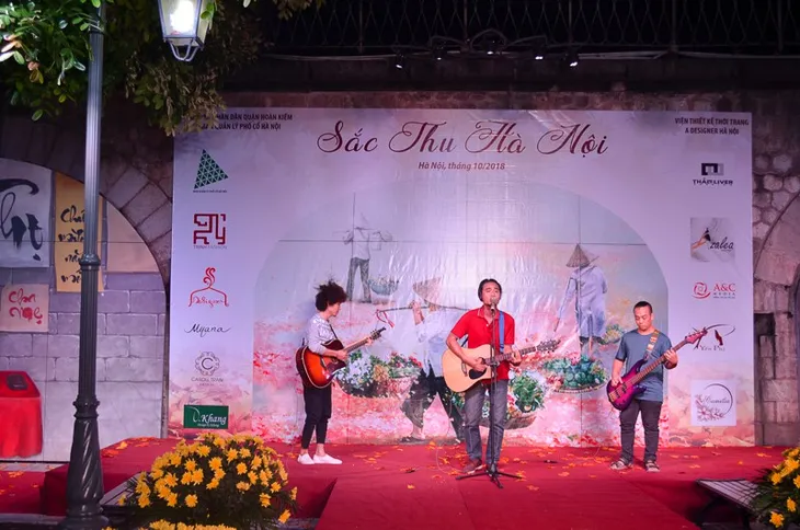 Trình diễn thời trang Sắc thu Hà Nội tại phố bích họa Phùng Hưng - Ảnh 3. Trình diễn thời trang Sắc thu Hà Nội tại phố bích họa Phùng Hưng - Ảnh 3.