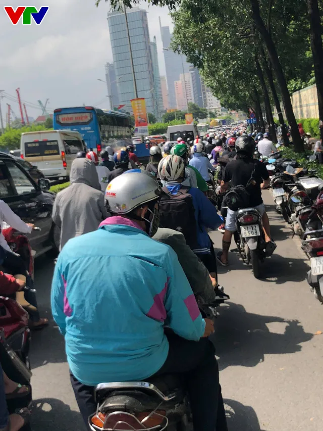 TP.HCM: Xe tải kéo sập giàn giáo trước hầm Thủ Thiêm, giao thông ùn tắc nghiêm trọng - Ảnh 5. TP.HCM: Xe tải kéo sập giàn giáo trước hầm Thủ Thiêm, giao thông ùn tắc nghiêm trọng - Ảnh 5.