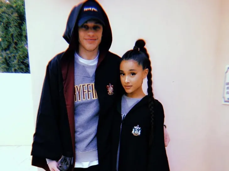 Nhìn lại cuộc tình ngắn ngủi của Ariana Grande và hôn phu cũ trước khi hủy hôn - Ảnh 2. Nhìn lại cuộc tình ngắn ngủi của Ariana Grande và hôn phu cũ trước khi hủy hôn - Ảnh 2.