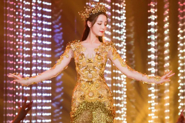 Fan bấn loạn vì Nữ thần Kim ưng 2018 Địch Lệ Nhiệt Ba đẹp xuất sắc - Ảnh 3. Fan bấn loạn vì Nữ thần Kim ưng 2018 Địch Lệ Nhiệt Ba đẹp xuất sắc - Ảnh 3.