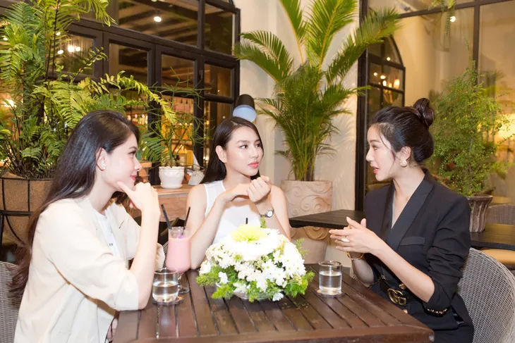 Thùy Tiên học hỏi đàn chị trước ngày dự thi Miss International 2018 - Ảnh 2. Thùy Tiên học hỏi đàn chị trước ngày dự thi Miss International 2018 - Ảnh 2.