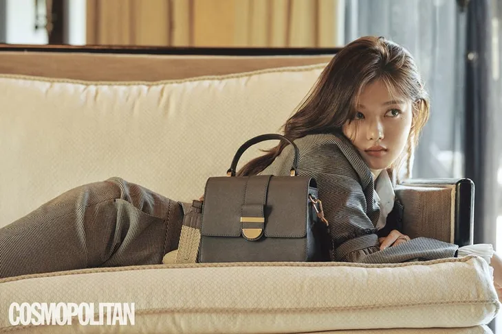 Kim Yoo Jung tiết lộ cách đối diện với áp lực căng thẳng - Ảnh 3. Kim Yoo Jung tiết lộ cách đối diện với áp lực căng thẳng - Ảnh 3.