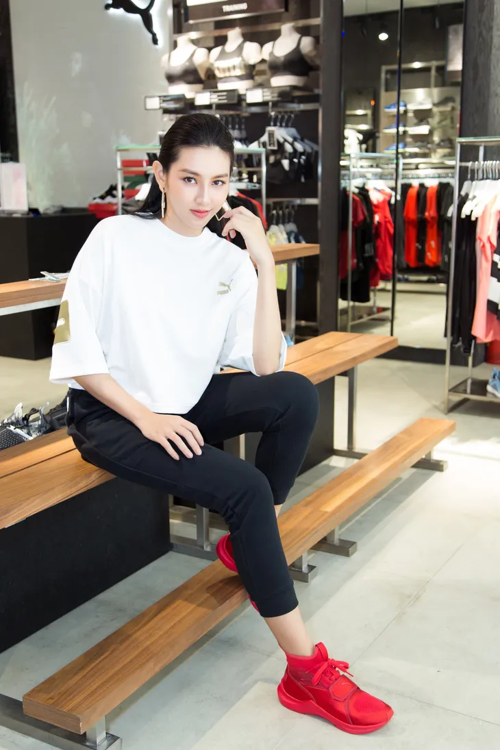 Thùy Tiên tất bật chọn trang phục trước ngày lên đường thi Miss International 2018 - Ảnh 1. Thùy Tiên tất bật chọn trang phục trước ngày lên đường thi Miss International 2018 - Ảnh 1.