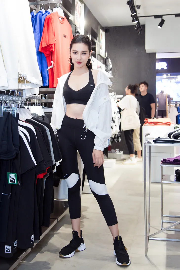Thùy Tiên tất bật chọn trang phục trước ngày lên đường thi Miss International 2018 - Ảnh 4. Thùy Tiên tất bật chọn trang phục trước ngày lên đường thi Miss International 2018 - Ảnh 4.