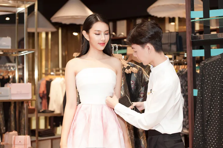 Thùy Tiên tất bật chọn trang phục trước ngày lên đường thi Miss International 2018 - Ảnh 3. Thùy Tiên tất bật chọn trang phục trước ngày lên đường thi Miss International 2018 - Ảnh 3.