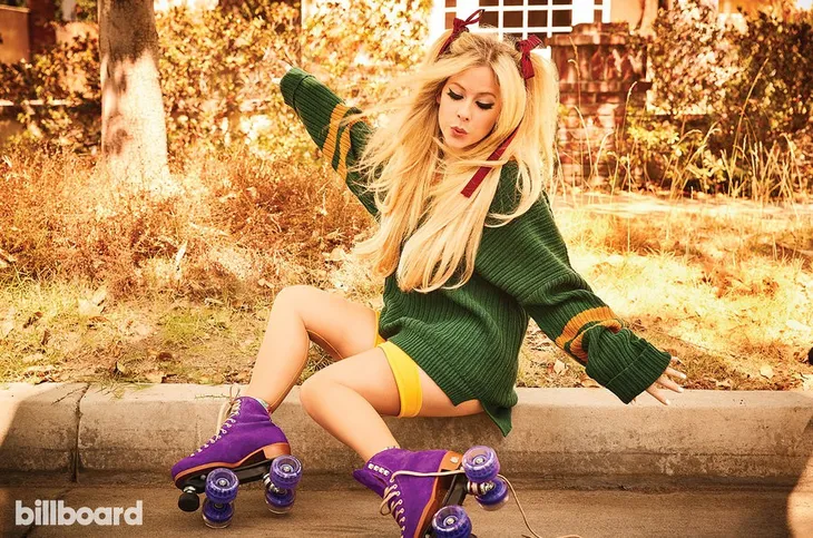Khi Avril Lavigne biến thành cô gái tóc vàng hoe - Ảnh 4. Khi Avril Lavigne biến thành cô gái tóc vàng hoe - Ảnh 4.