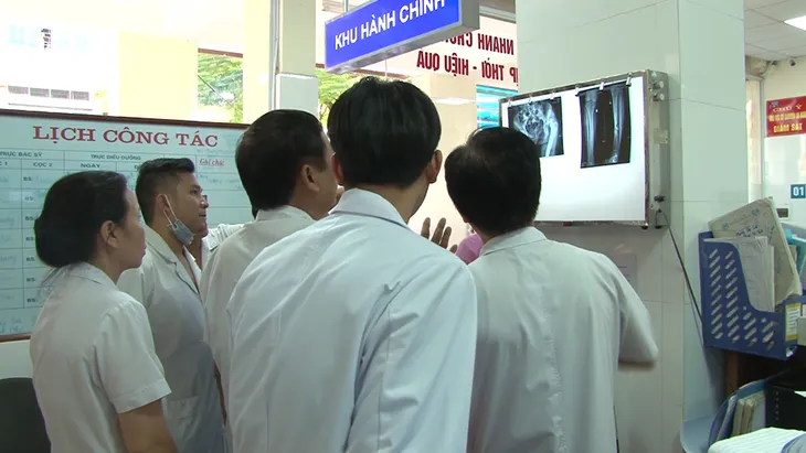 Tai nạn tàu hỏa tại Hà Đông: 5 người bị thương rất nặng - Ảnh 1. Tai nạn tàu hỏa tại Hà Đông: 5 người bị thương rất nặng - Ảnh 1.