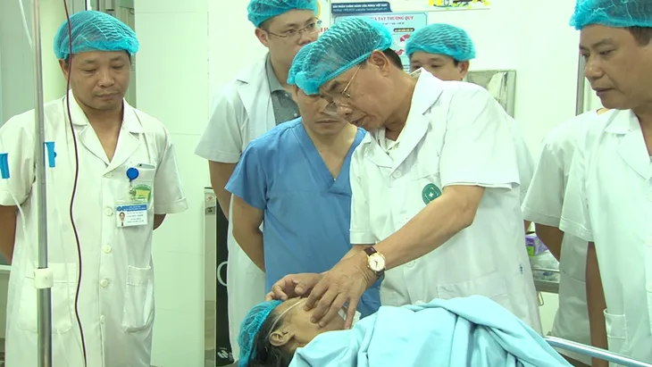 Tai nạn tàu hỏa tại Hà Đông: 5 người bị thương rất nặng - Ảnh 3. Tai nạn tàu hỏa tại Hà Đông: 5 người bị thương rất nặng - Ảnh 3.