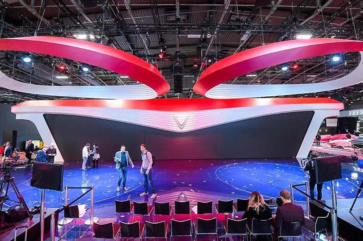 David Beckham sẽ là người đầu tiên trải nghiệm xe VinFast tại Paris Motor Show? - Ảnh 2. David Beckham sẽ là người đầu tiên trải nghiệm xe VinFast tại Paris Motor Show? - Ảnh 2.