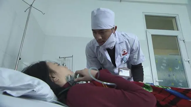 Quỳnh búp bê - Tập 14: Bị vu tội giết người, Cảnh dí dao vào cổ ông Cấn, đưa mẹ con Quỳnh bỏ trốn - Ảnh 3. Quỳnh búp bê - Tập 14: Bị vu tội giết người, Cảnh dí dao vào cổ ông Cấn, đưa mẹ con Quỳnh bỏ trốn - Ảnh 3.
