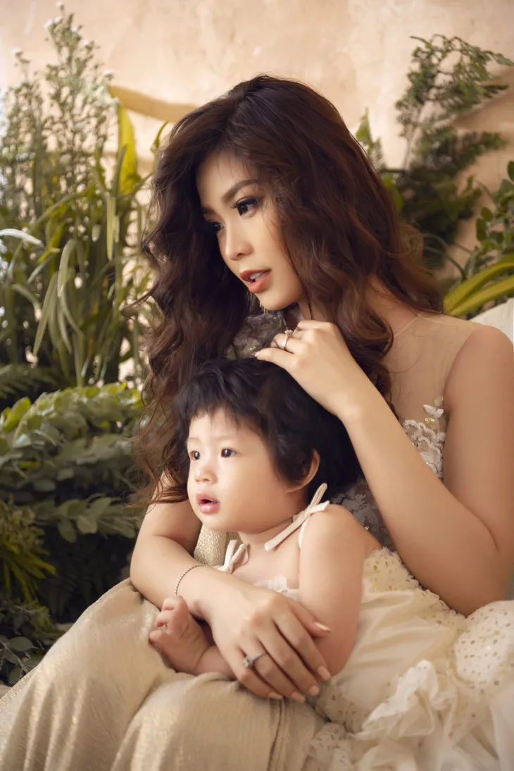 MC, Á hậu Diễm Trang khoe bộ ảnh đẹp tựa nữ thần bên con gái - Ảnh 4. MC, Á hậu Diễm Trang khoe bộ ảnh đẹp tựa nữ thần bên con gái - Ảnh 4.