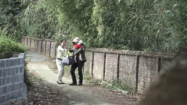 Quỳnh búp bê - Tập 14: Bị vu tội giết người, Cảnh dí dao vào cổ ông Cấn, đưa mẹ con Quỳnh bỏ trốn - Ảnh 4. Quỳnh búp bê - Tập 14: Bị vu tội giết người, Cảnh dí dao vào cổ ông Cấn, đưa mẹ con Quỳnh bỏ trốn - Ảnh 4.
