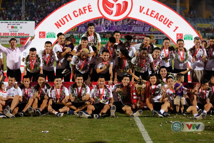 CLB Hà Nội tưng bừng nâng cúp vô địch V.League 2018 - Ảnh 16. CLB Hà Nội tưng bừng nâng cúp vô địch V.League 2018 - Ảnh 16.