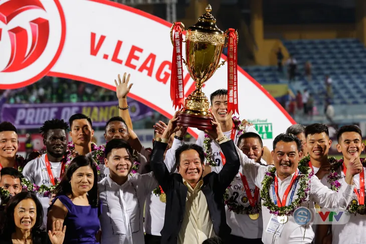 CLB Hà Nội tưng bừng nâng cúp vô địch V.League 2018 - Ảnh 10. CLB Hà Nội tưng bừng nâng cúp vô địch V.League 2018 - Ảnh 10.