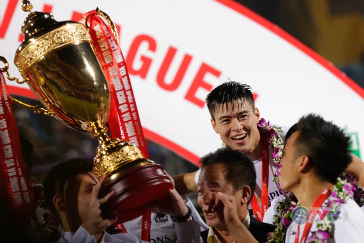 CLB Hà Nội tưng bừng nâng cúp vô địch V.League 2018 - Ảnh 14. CLB Hà Nội tưng bừng nâng cúp vô địch V.League 2018 - Ảnh 14.