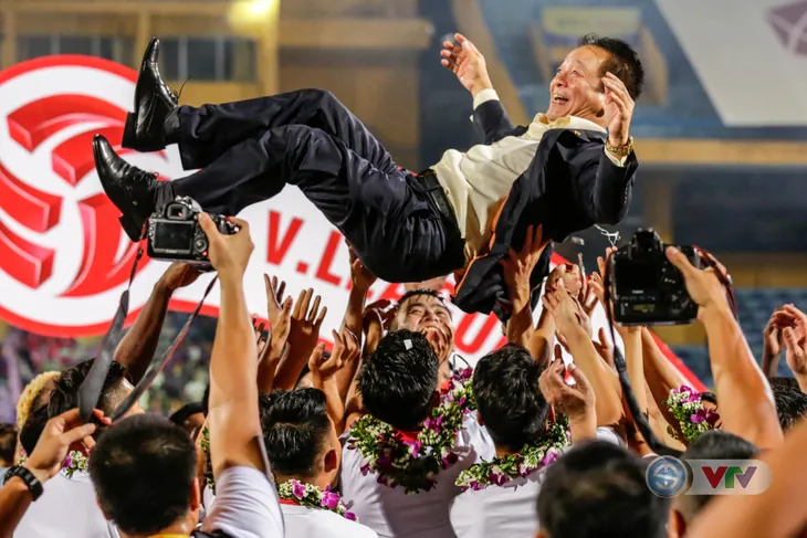 CLB Hà Nội tưng bừng nâng cúp vô địch V.League 2018 - Ảnh 13. CLB Hà Nội tưng bừng nâng cúp vô địch V.League 2018 - Ảnh 13.