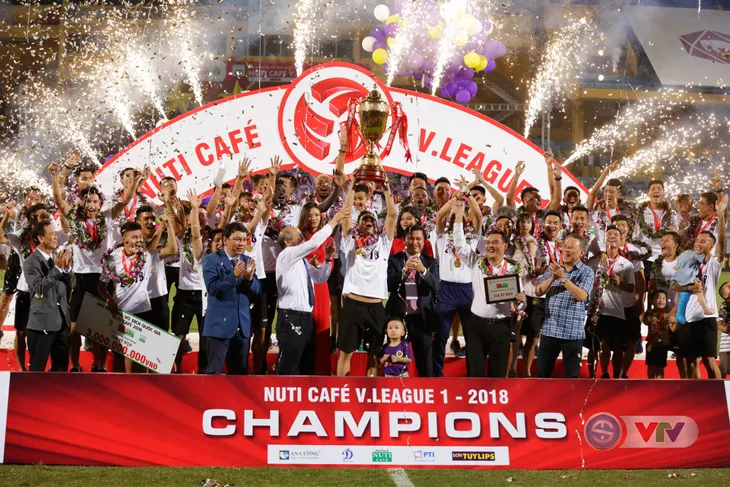 CLB Hà Nội tưng bừng nâng cúp vô địch V.League 2018 - Ảnh 9. CLB Hà Nội tưng bừng nâng cúp vô địch V.League 2018 - Ảnh 9.